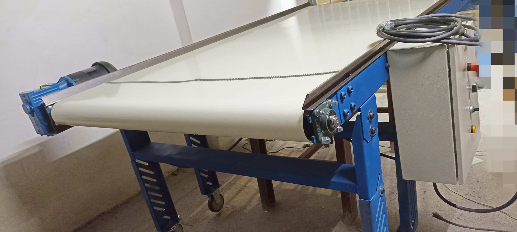 Bandas sobre cama con motorreductor y caja de control con variador 