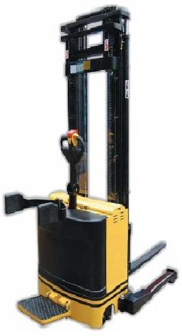 Apilador semi-electrico para pasillos angostos, con horqillas o uñas ajustables capacidad de carga 1000kg. o 1500kg. estiva o eleva a 3m. con ruedad de poliuretano o nylon para no dañar los pisos incluye cargador y bateria para120/60hz 