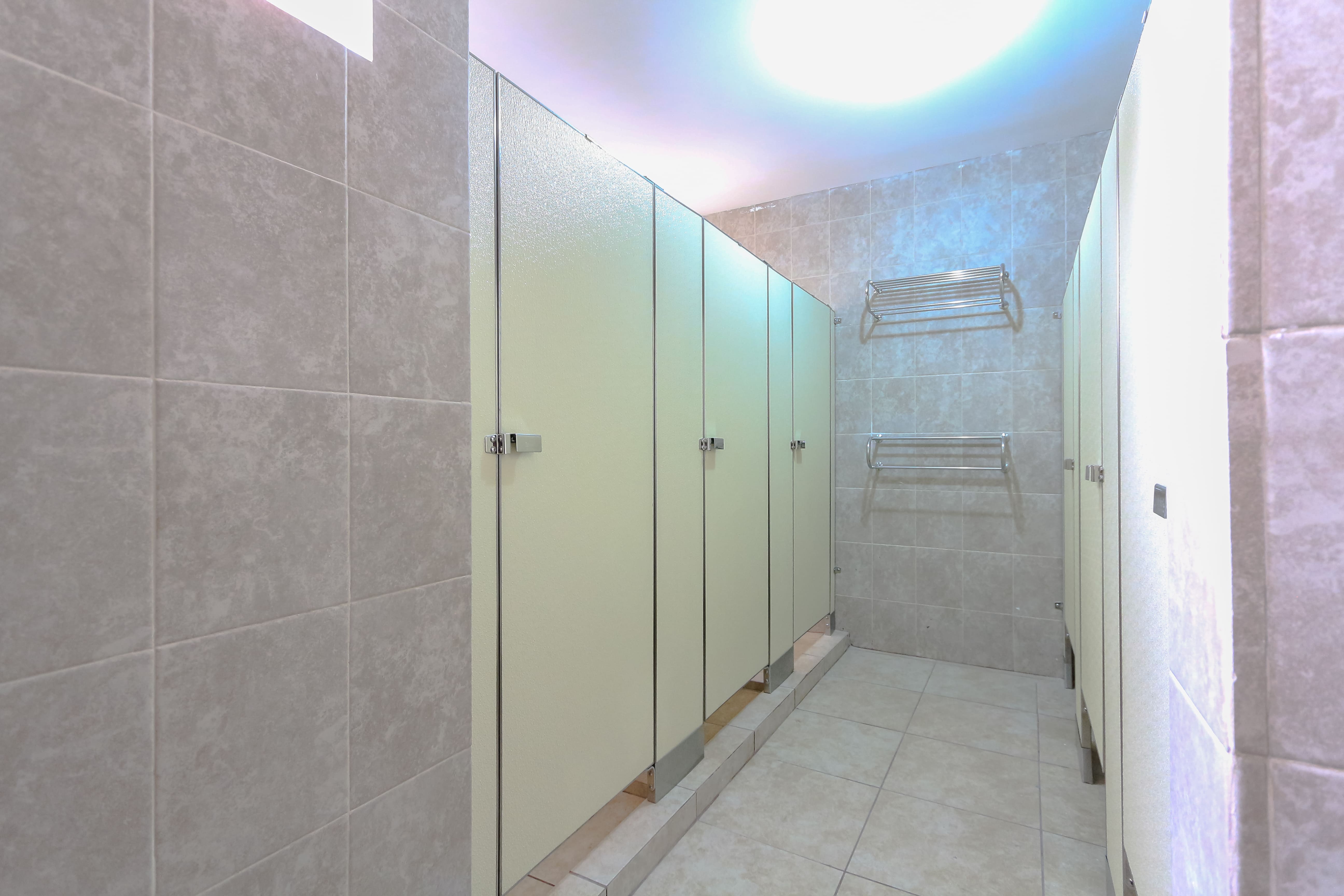 Mamparas y compartimientos para baños