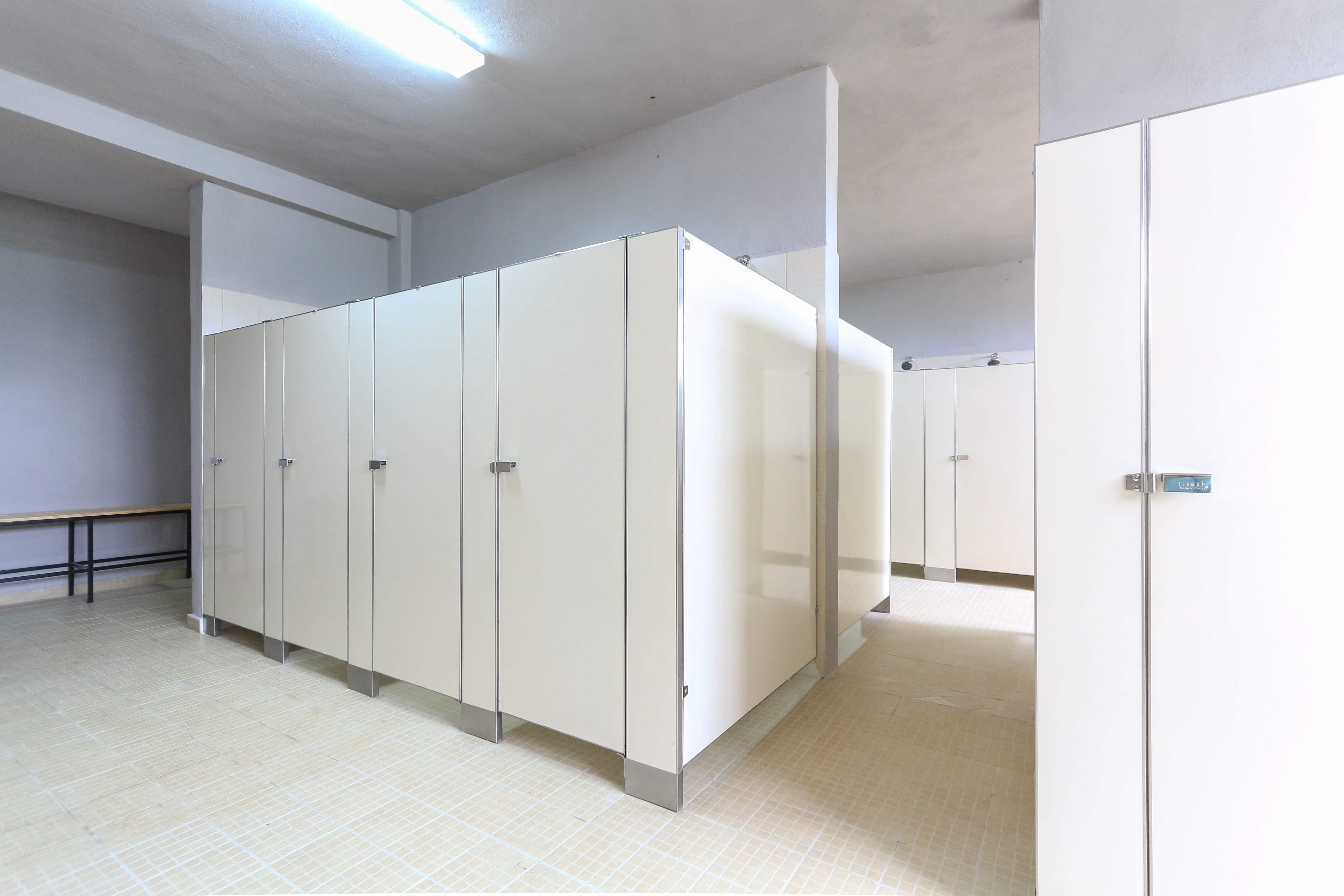 Mamparas para sanitarios públicos