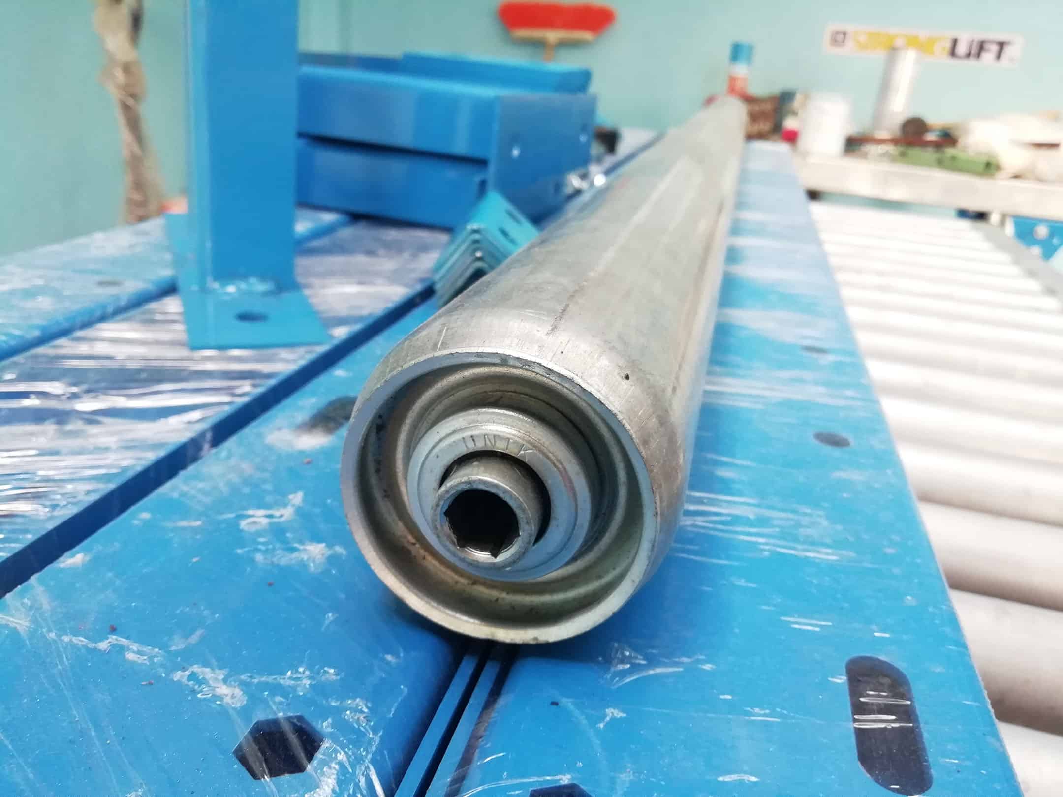 Rodillos de 2 1/2” de diámetro cal 16 flecha o eje hexagonal 7/16” acero galvanizado