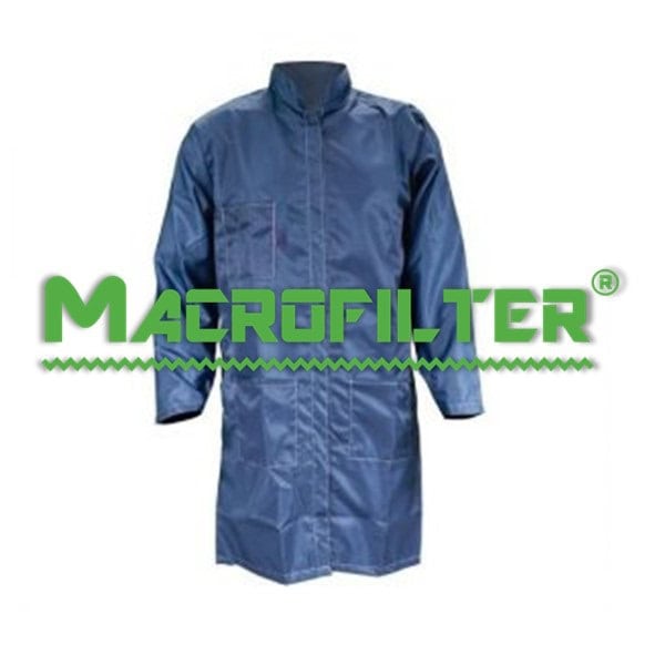 BATA ANTIESTÁTICA LAVABLE diseñado para ofrecer un control de microbiología y micro partículas.  Ideales para evitar contaminación en el producto final. Ofrece al usuario una protección extensa contra el riesgo de carga estática. •	Diferentes Colores y Medidas