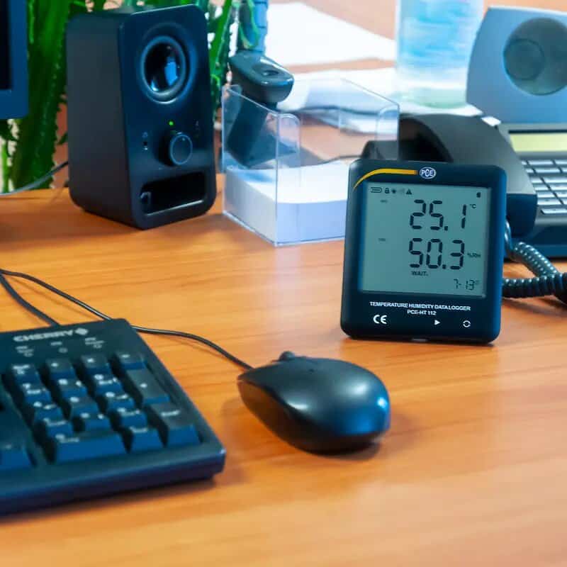 Termohigrómetro PCE-HT 112 en una oficina