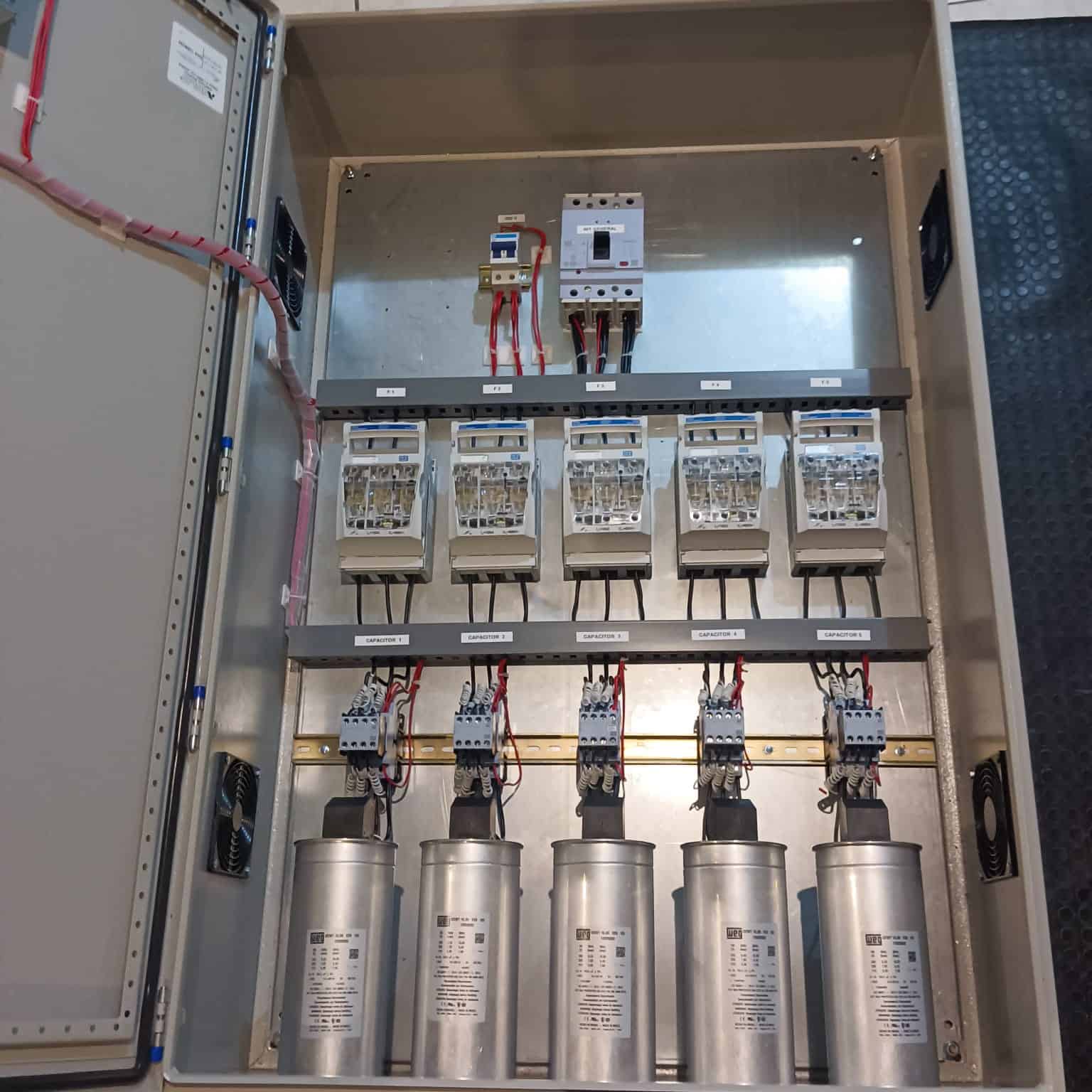 Banco de capacitores Automatico de 50 kvar, 240 volts
