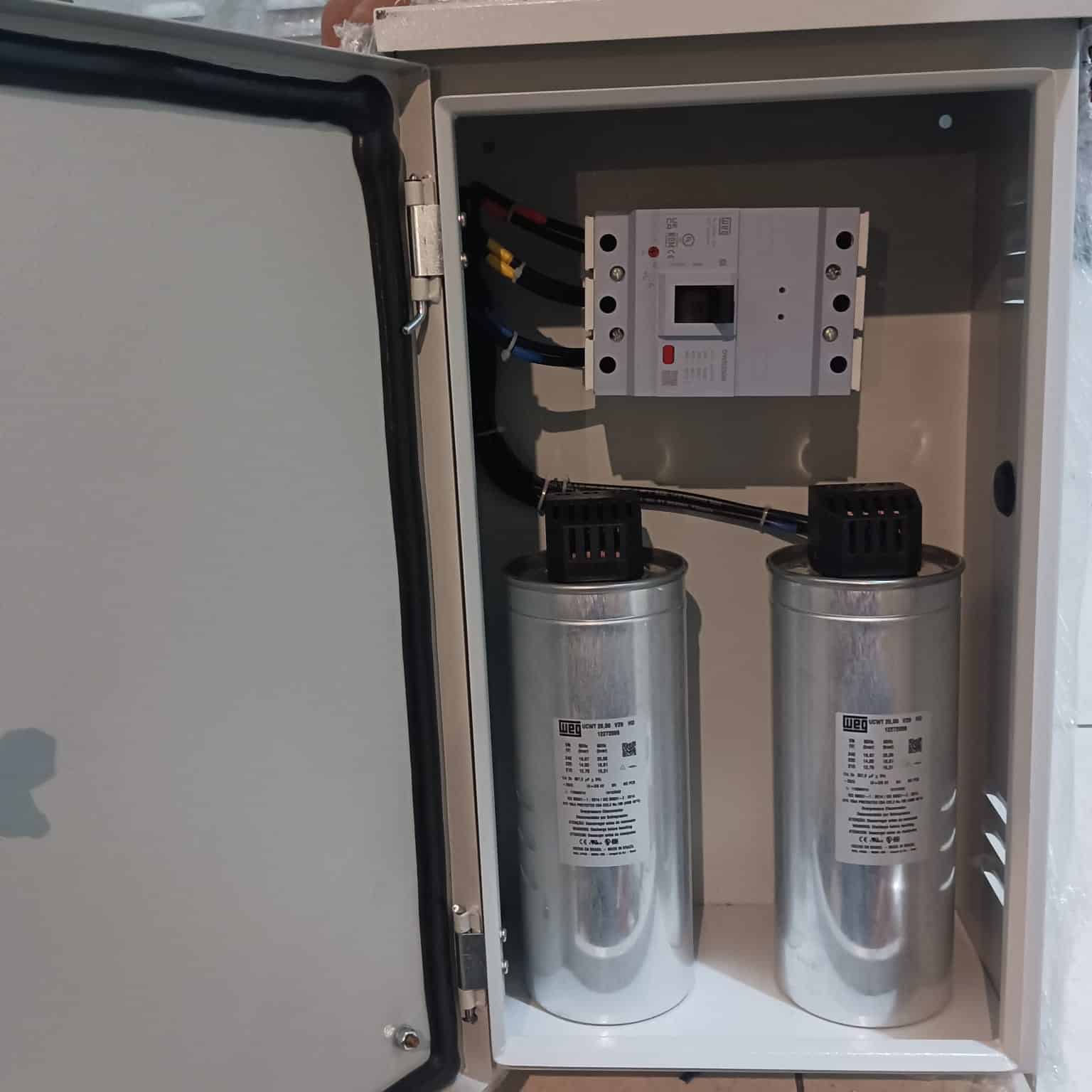 Bancos de capacitores fijos con interruptor de 50 Kvar 240 Volts