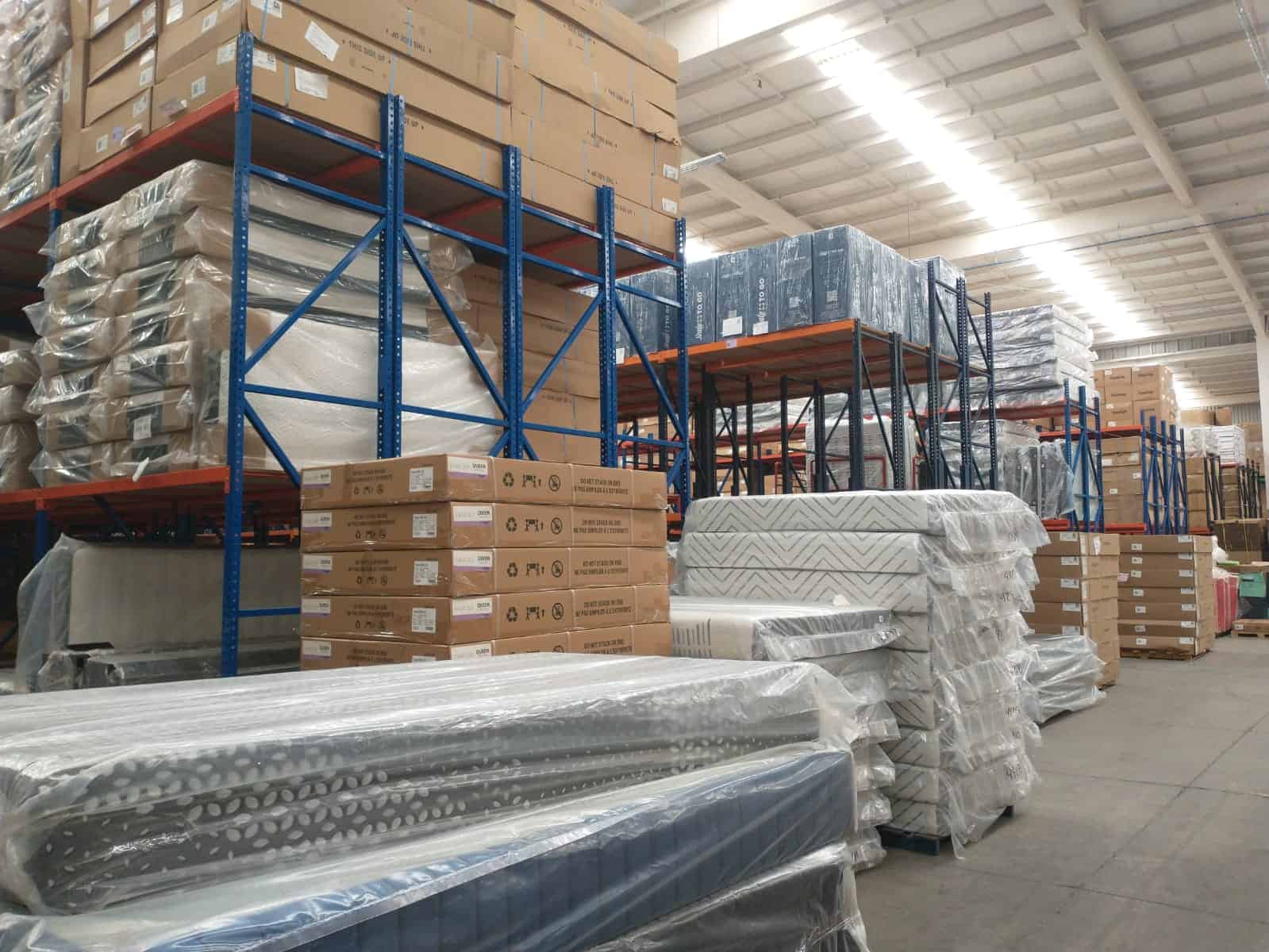 RACKS CON PANEL DE MADERA