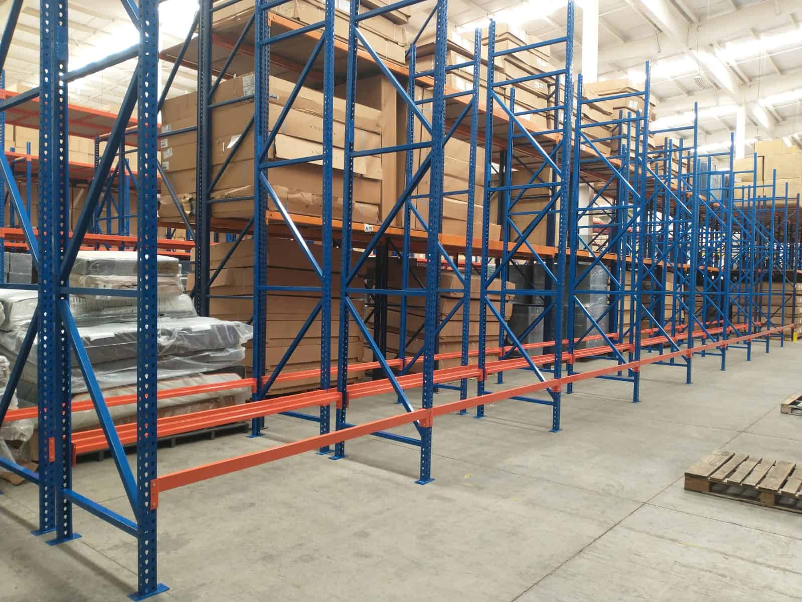 RACKS CON PANEL DE MADERA