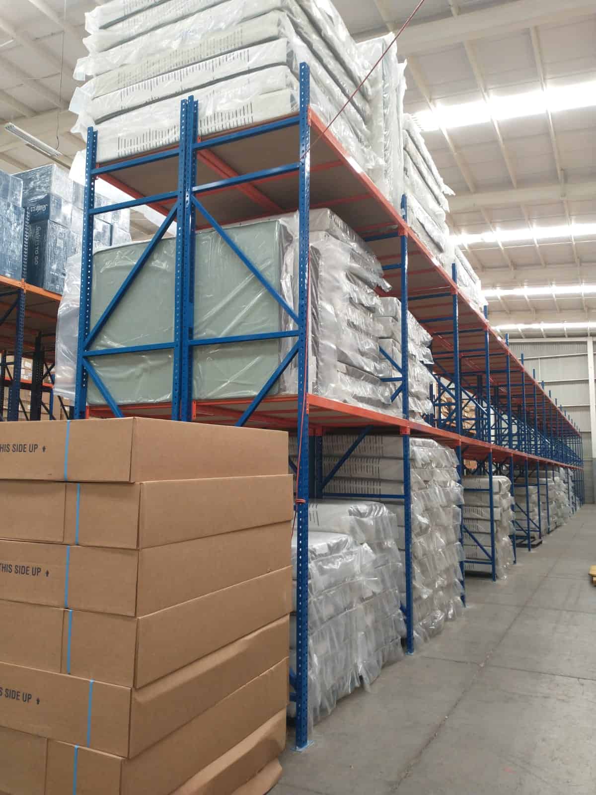 RACKS CON PANEL DE MADERA