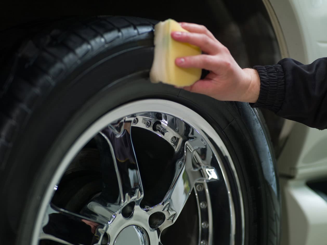 Emulsión de silicón para limpieza automotriz de llantas