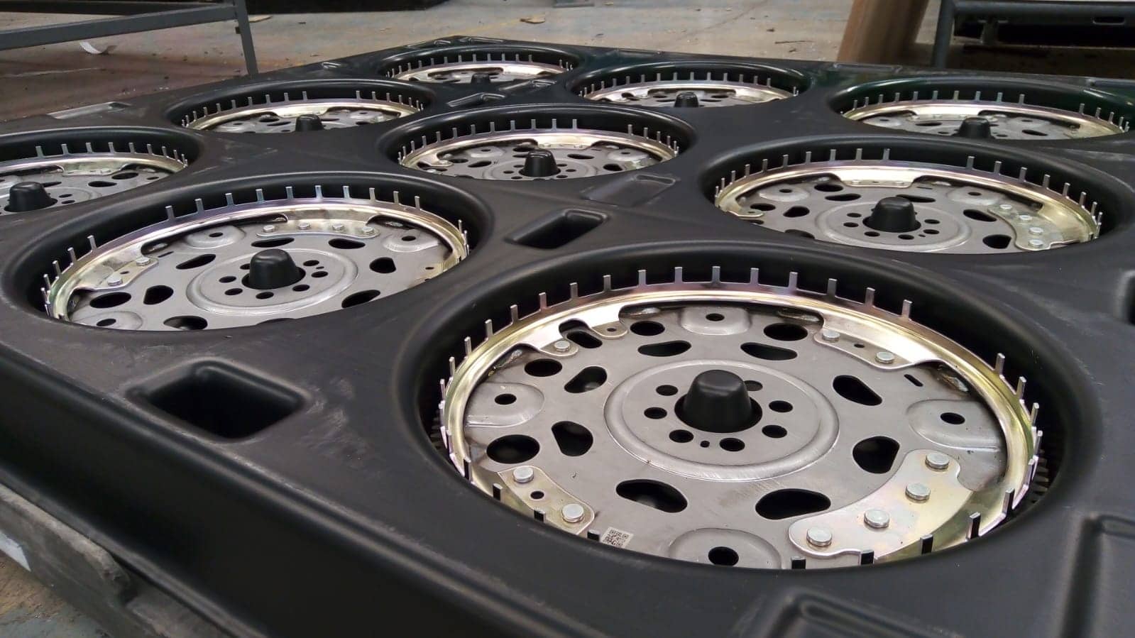 Empaques retornables para traslado de piezas de la industria automotriz
