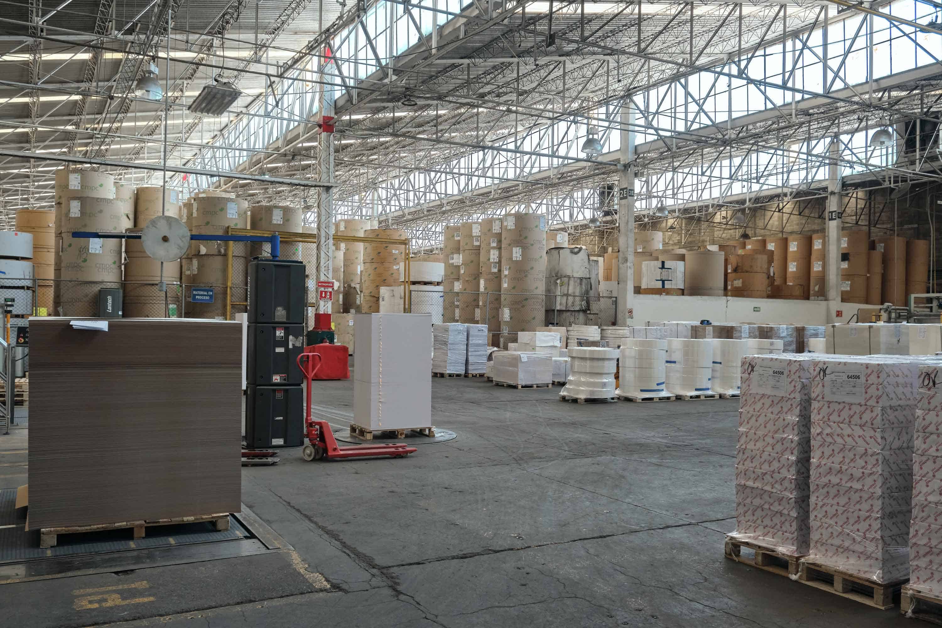 Almacenamiento de bobinas, tarimas, entre otros materiales