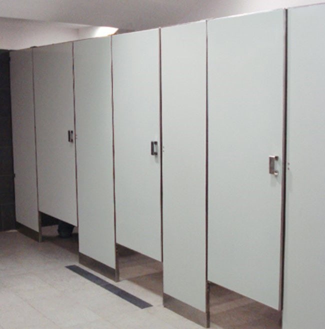 Mamparas con acabado en plástico laminado Sanimodul de México - 4