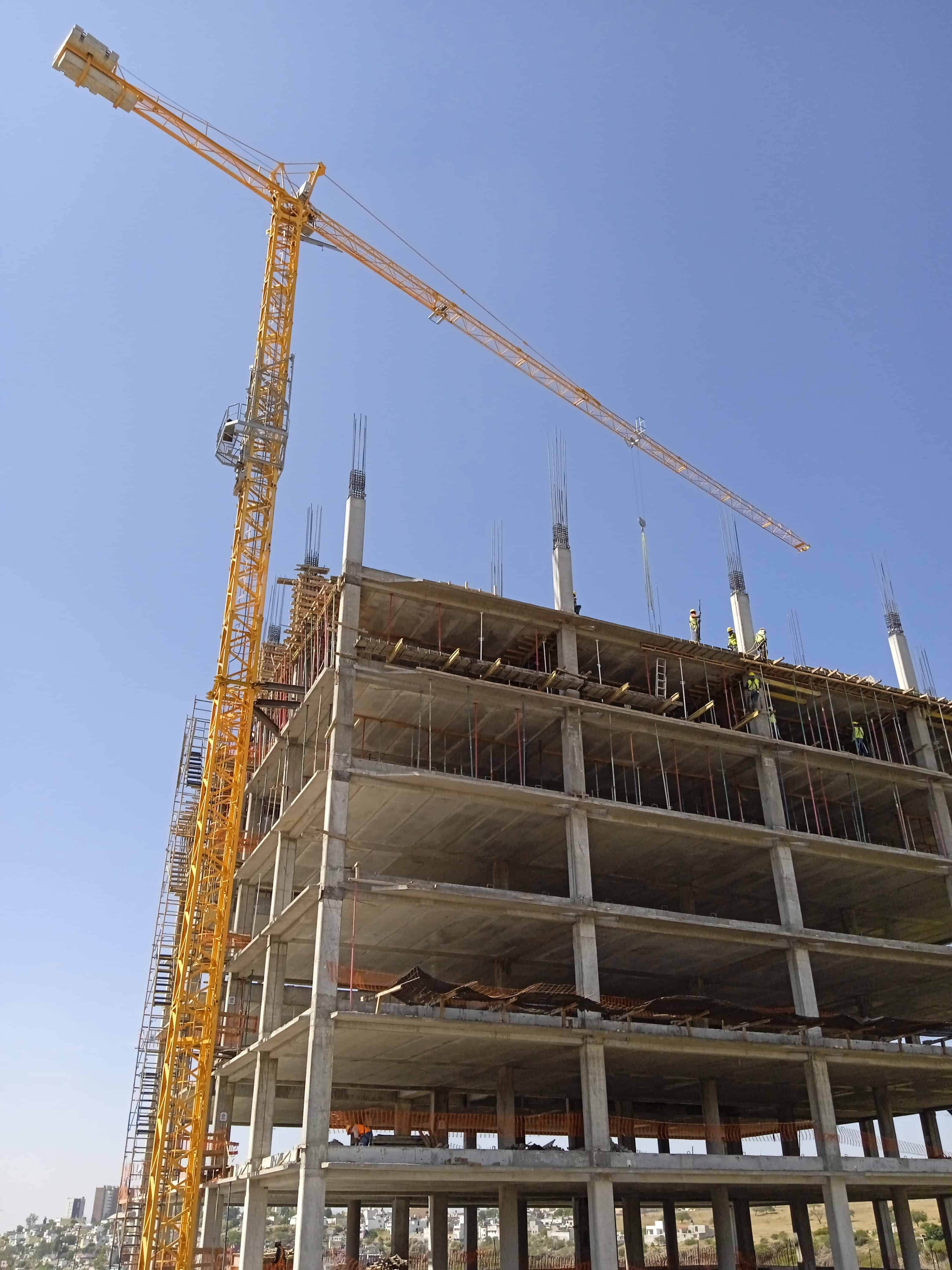 Torre pluma para elevación de materiales de construcción - 4