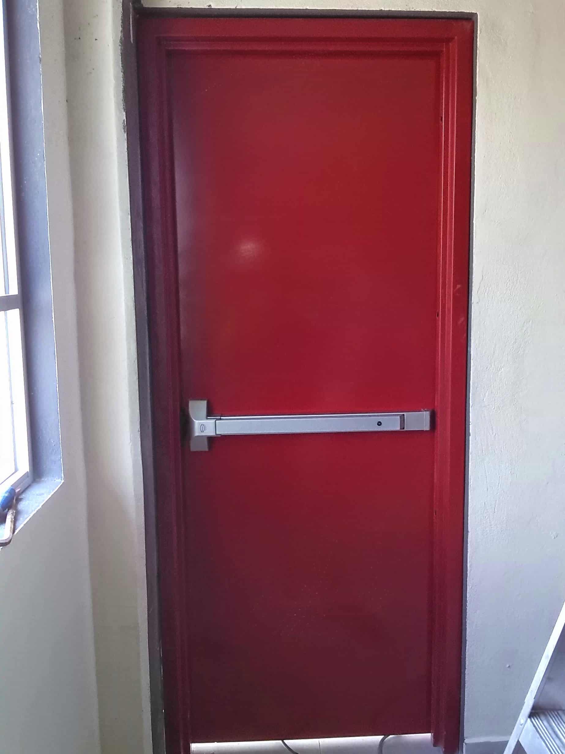 Puertas de emergencia para salida de lámina de acero