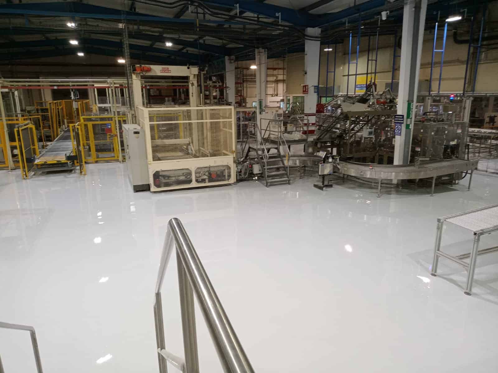 Acabados epóxicos lisos para áreas interiores con superficie uniforme de rodamiento2