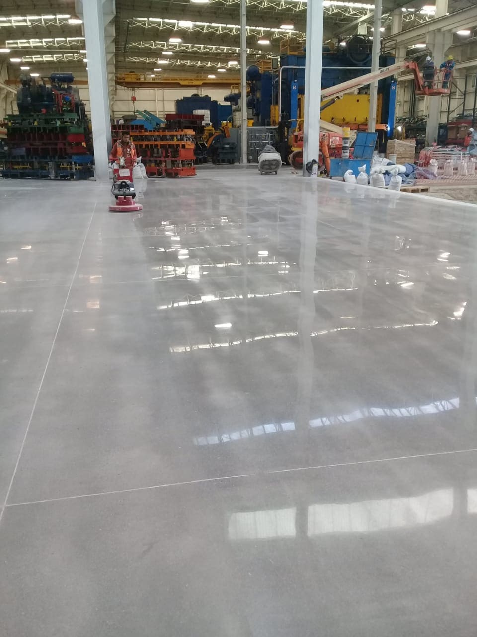 Desbastado de pisos industriales de concreto con acabado espejo de larga duración