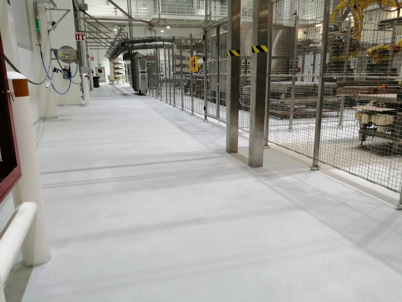 Epóxicos antiderrapantes para la protección de pisos industriales de concreto