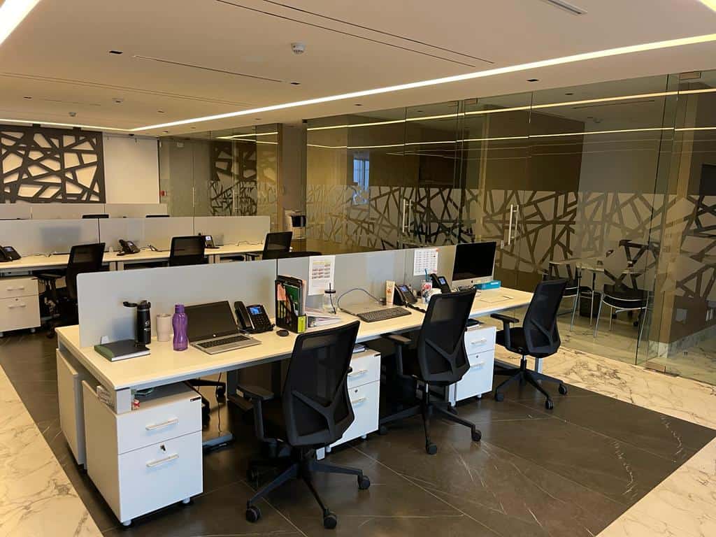 Proyectos de Mobiliario de Oficina a la Medida High Tech - 2