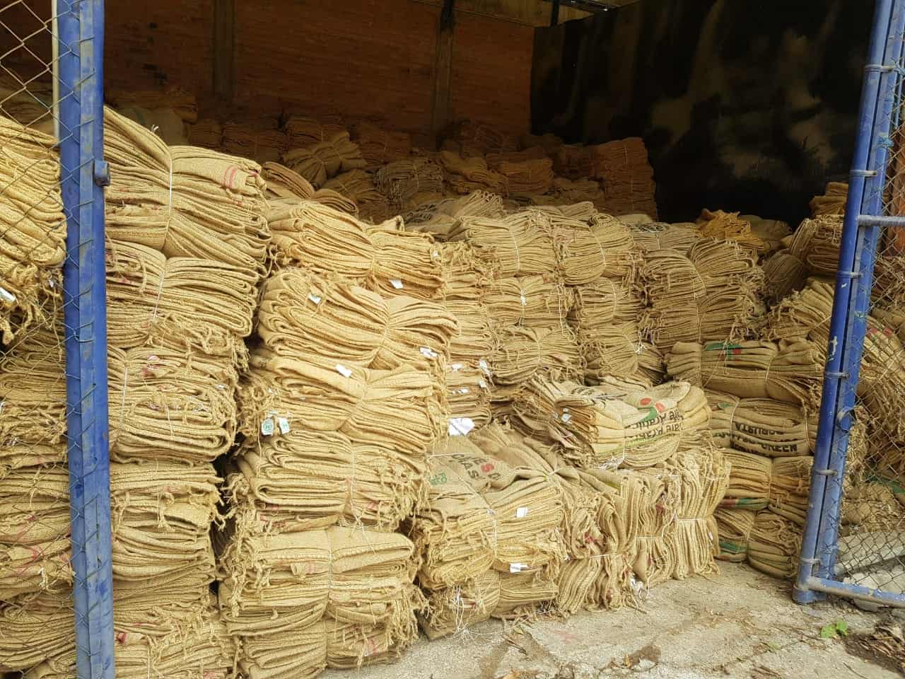 Costales de yute en Central de Abastos