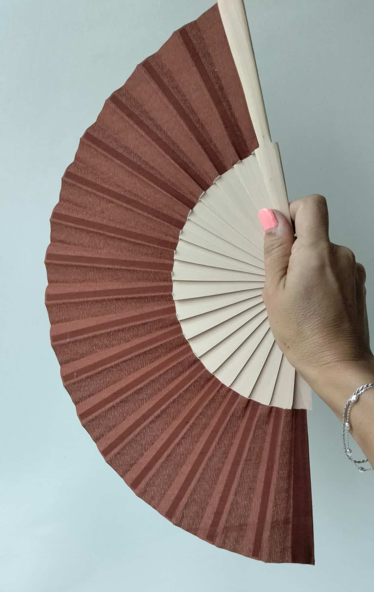 Abanicos de madera y tela para bodas Solimas 2
