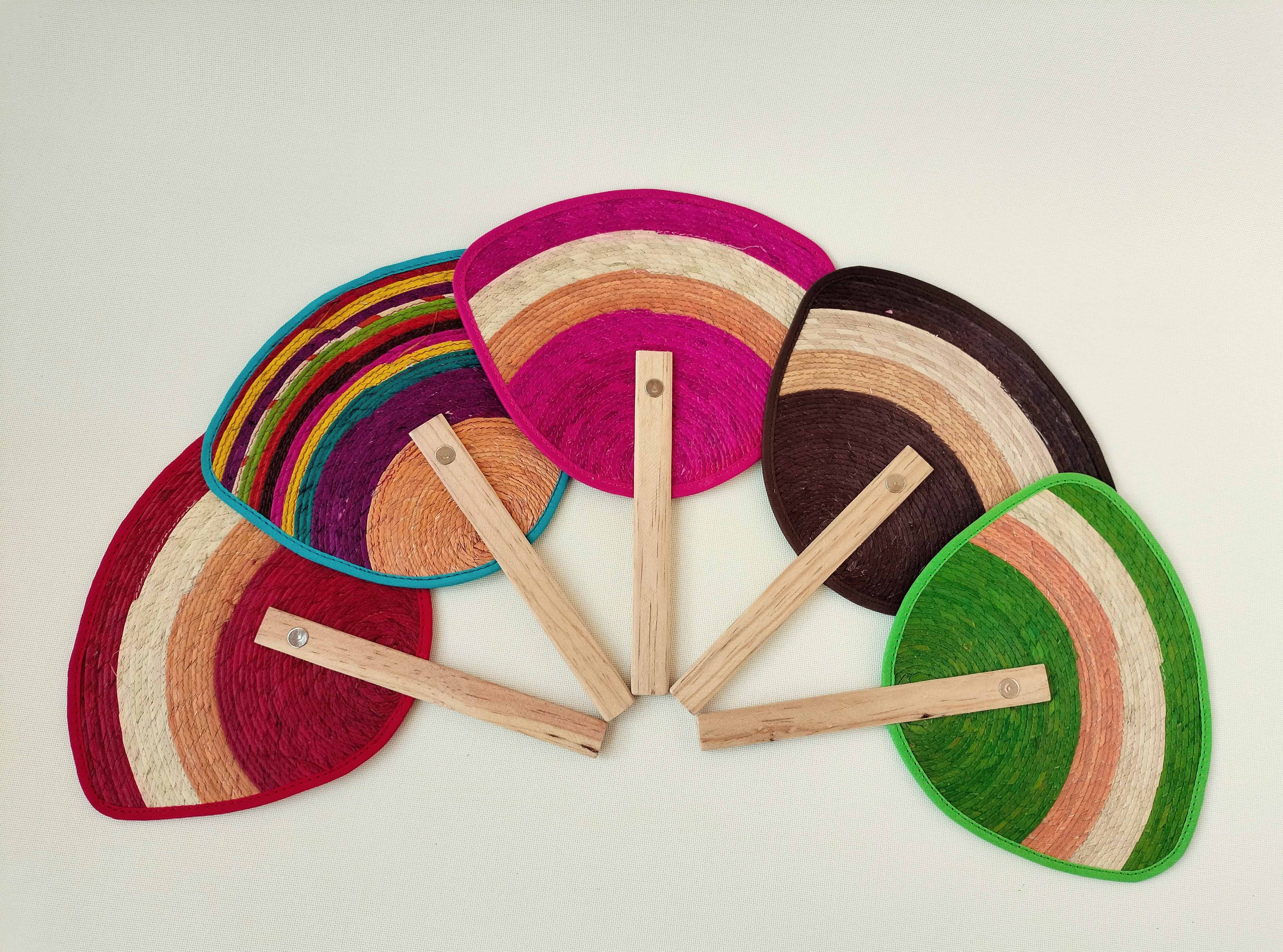 Abanicos artesanales de palma y madera colores