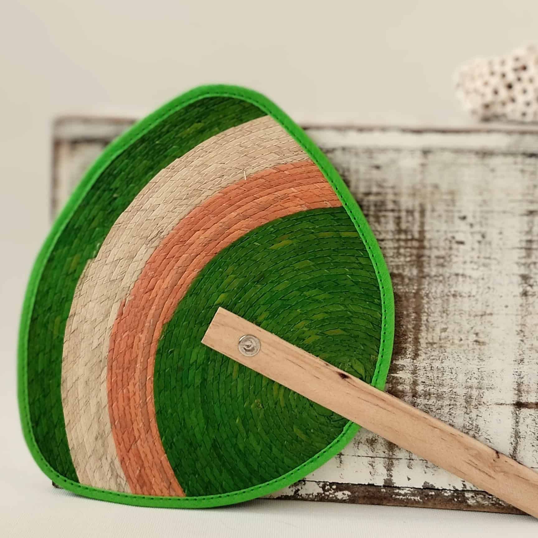 Abanicos artesanales de palma y madera colores