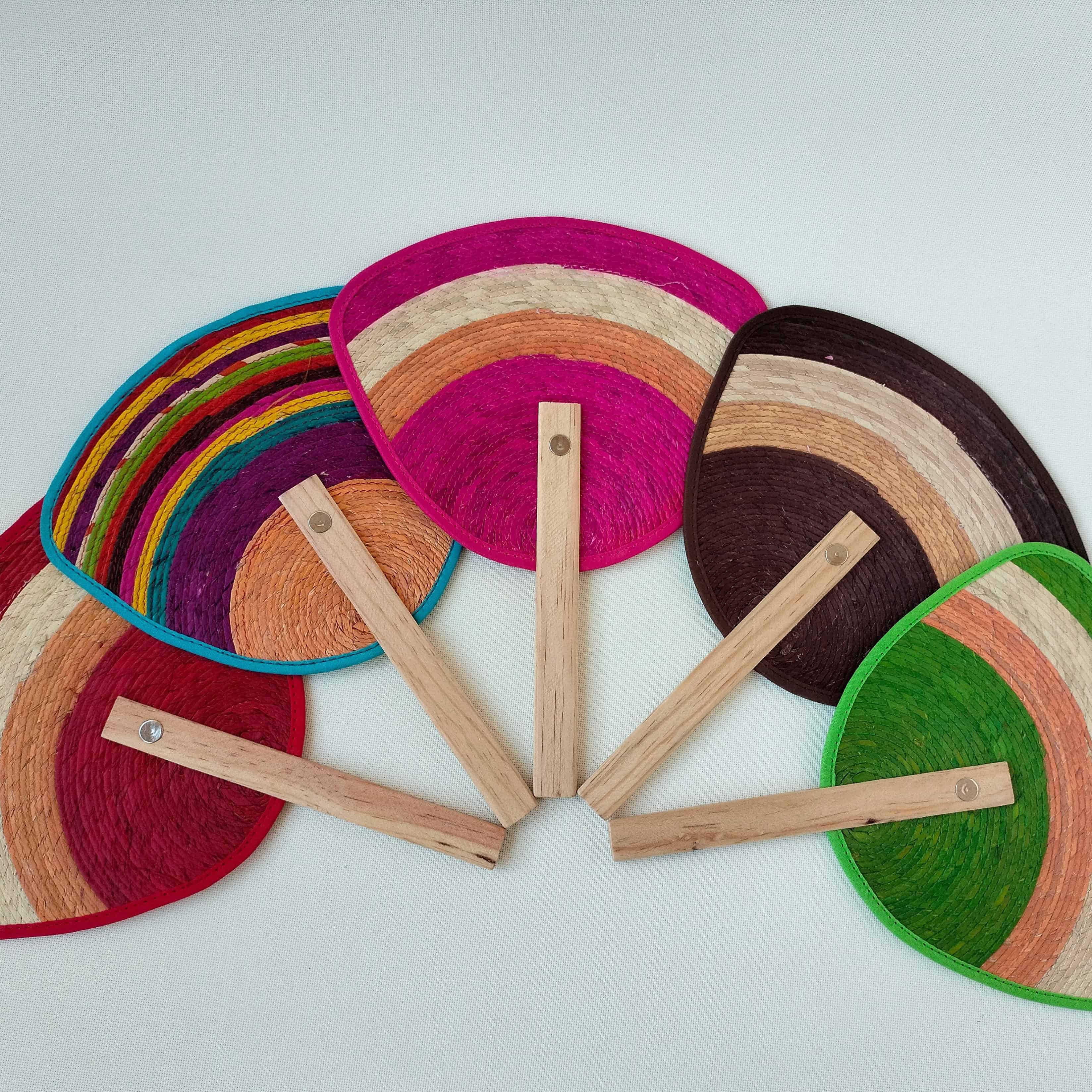 Abanicos artesanales de palma y madera colores