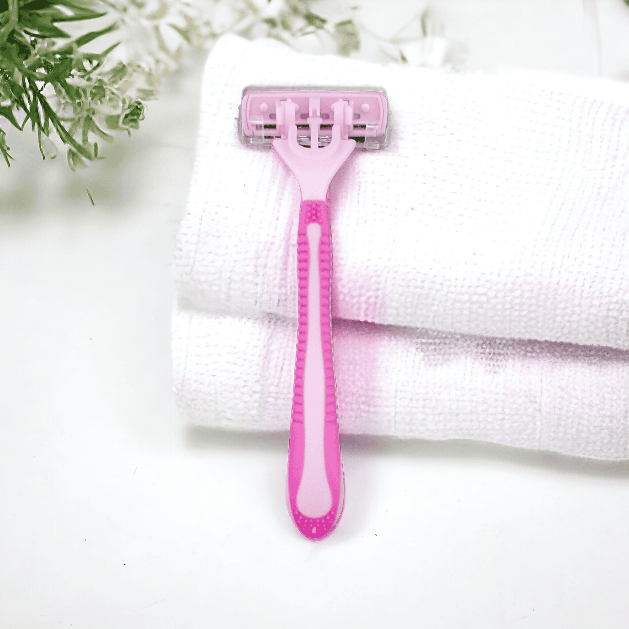 Rastrillo para dama, con 3 hojas de acero inoxidable, mango de goma y cabeza movible.