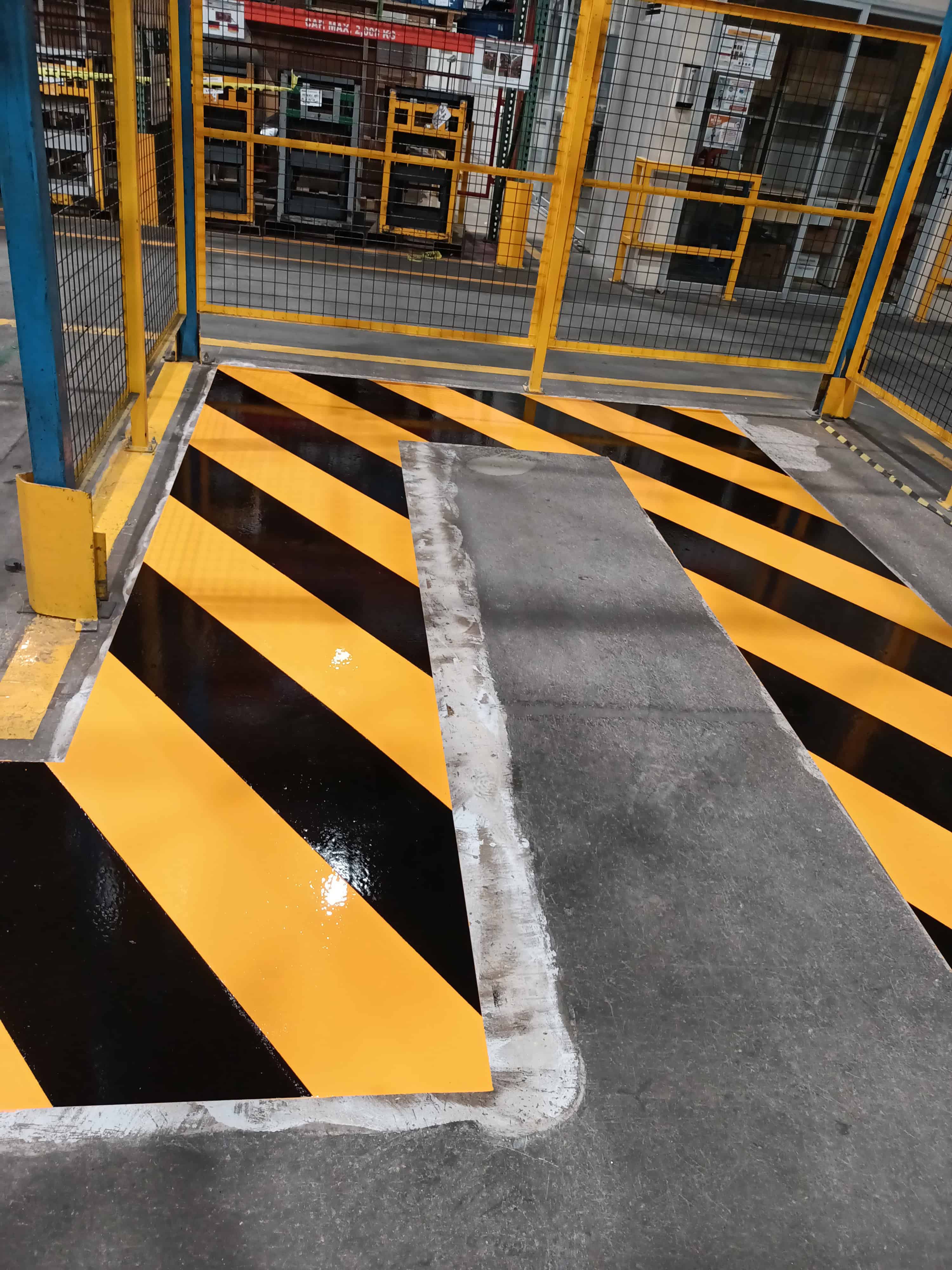 Aplicación de pintura de tráfico para fábricas SICMAA Epoxicos