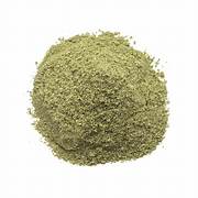 El anís verde tiene un sabor dulce y aromático, obtenido de la planta Pimpinella anisum
