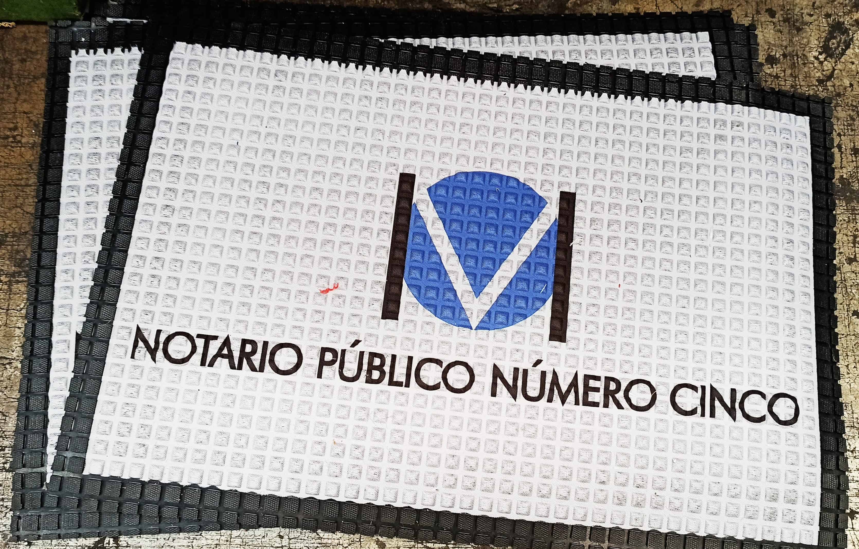 Tapete publicitario con base doble de hule 