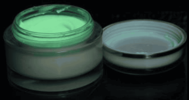 Maquillaje fotoluminiscente