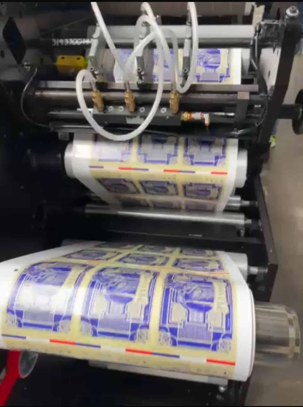 Etiquetas autoadheribles de 4 tintas con acabado brillante