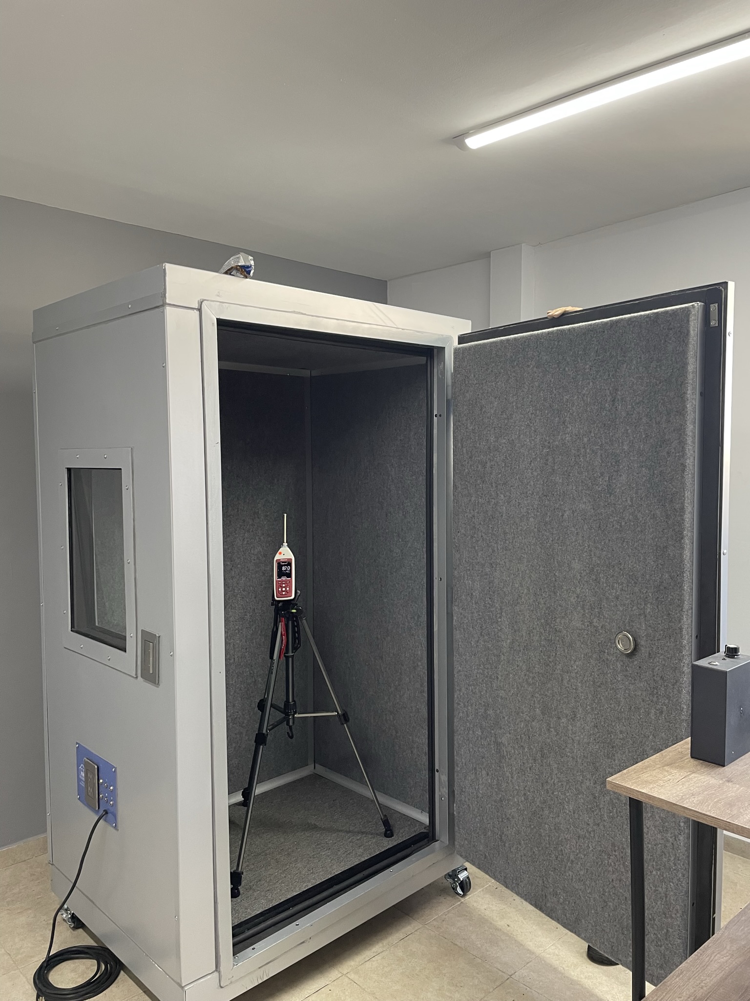 Incluye calibración en sitio con equipo certificado CENAM/EMA y reportes de atenuación