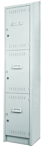 Locker Metálico de 3 Puertas con Ventilación Reforzada  Este locker de acero con 3 compartimentos verticales es ideal para entornos que requieren máxima durabilidad, orden y seguridad. Cada puerta cuenta con rejillas de ventilación troqueladas para mantener una adecuada circulación del aire, lo que lo hace perfecto para guardar ropa, equipo o artículos personales.  Fabricado en acero de alta resistencia  Tres compartimentos independientes, cada uno con cerradura y tirador metálico ergonómico  Diseño con ranuras de ventilación en la parte superior e inferior de cada puerta  Acabado en pintura electrostática color gris claro, resistente a la corrosión  Ideal para vestidores industriales, hospitales, escuelas, gimnasios y empresas  Este locker ofrece una solución segura, duradera y eficiente para almacenamiento personal en espacios compartidos.