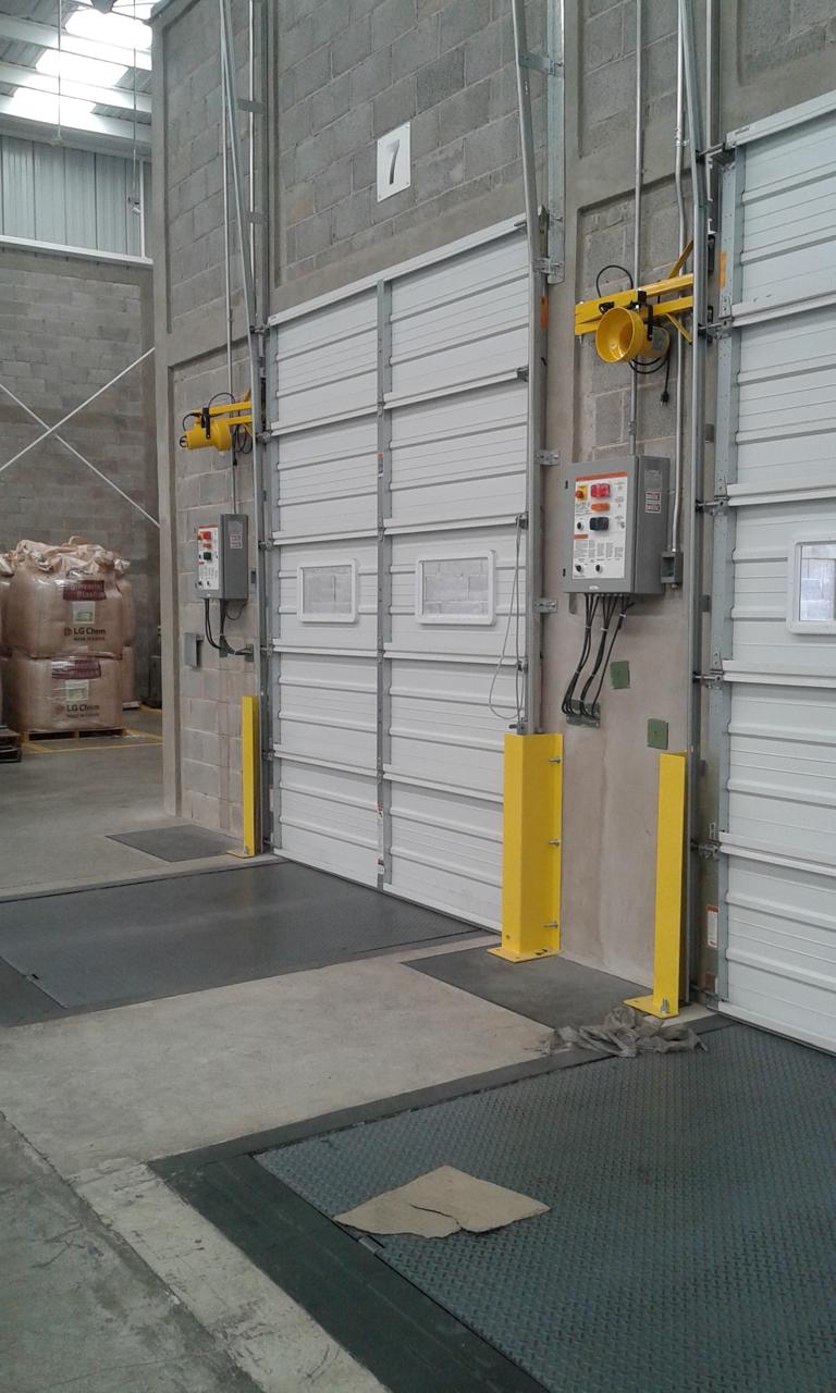 Accesorios para andenes de carga, Cepillos, Topes, Lámparas, Poste Protector de Rieles