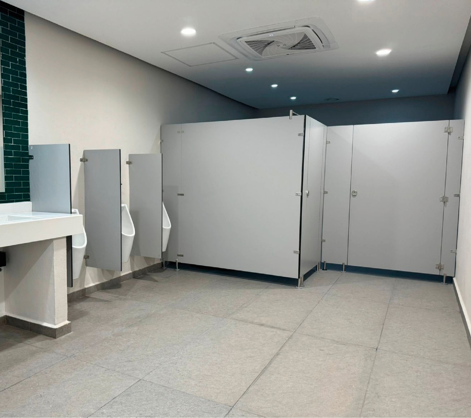 Mamparas-para-sanitarios-de-laminado-compacto- Sanimax-1