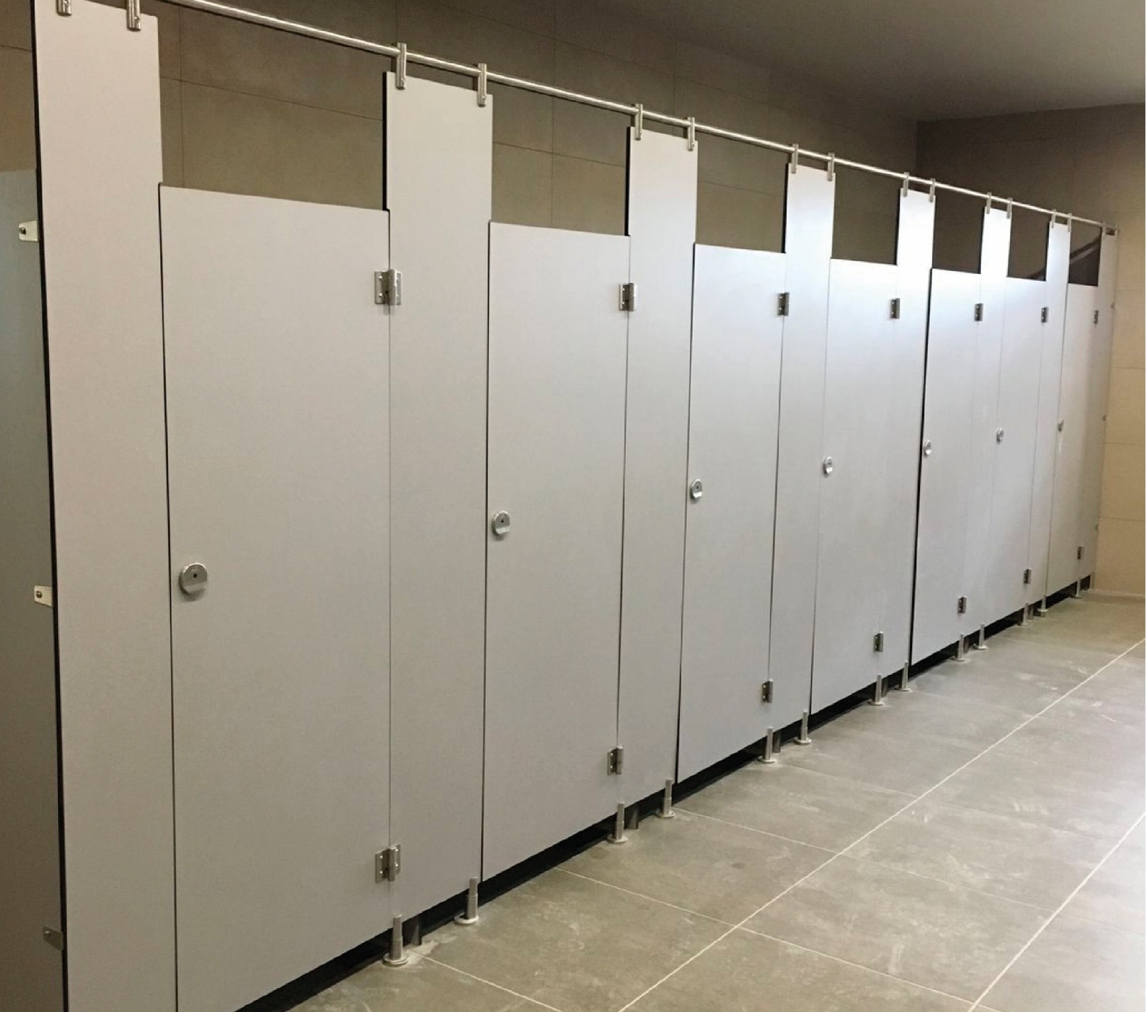 Mamparas-para-sanitarios-de-laminado-compacto- Sanimax-4