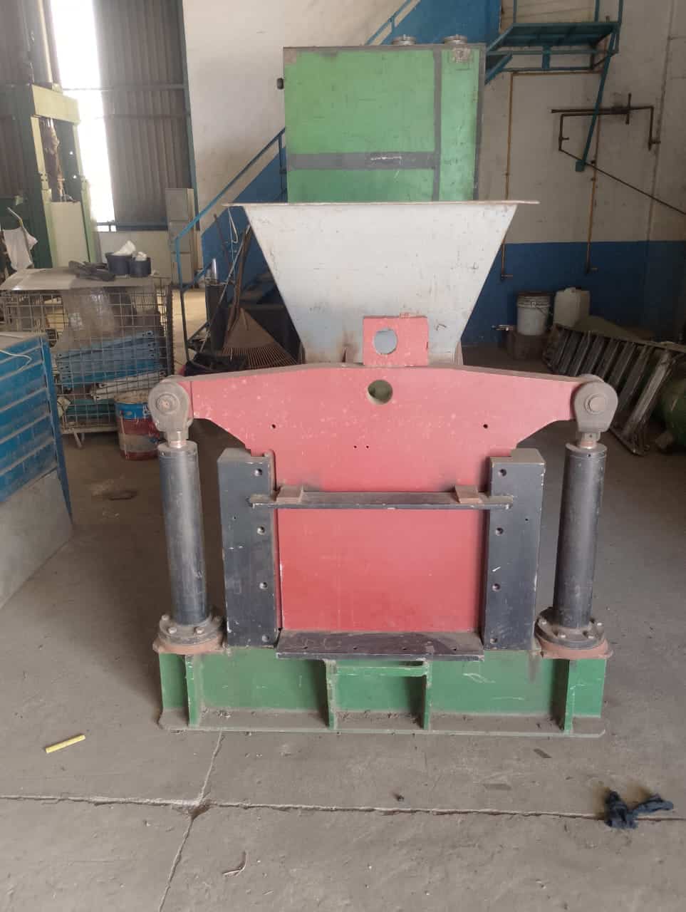 Prensa para compactación de metales. 