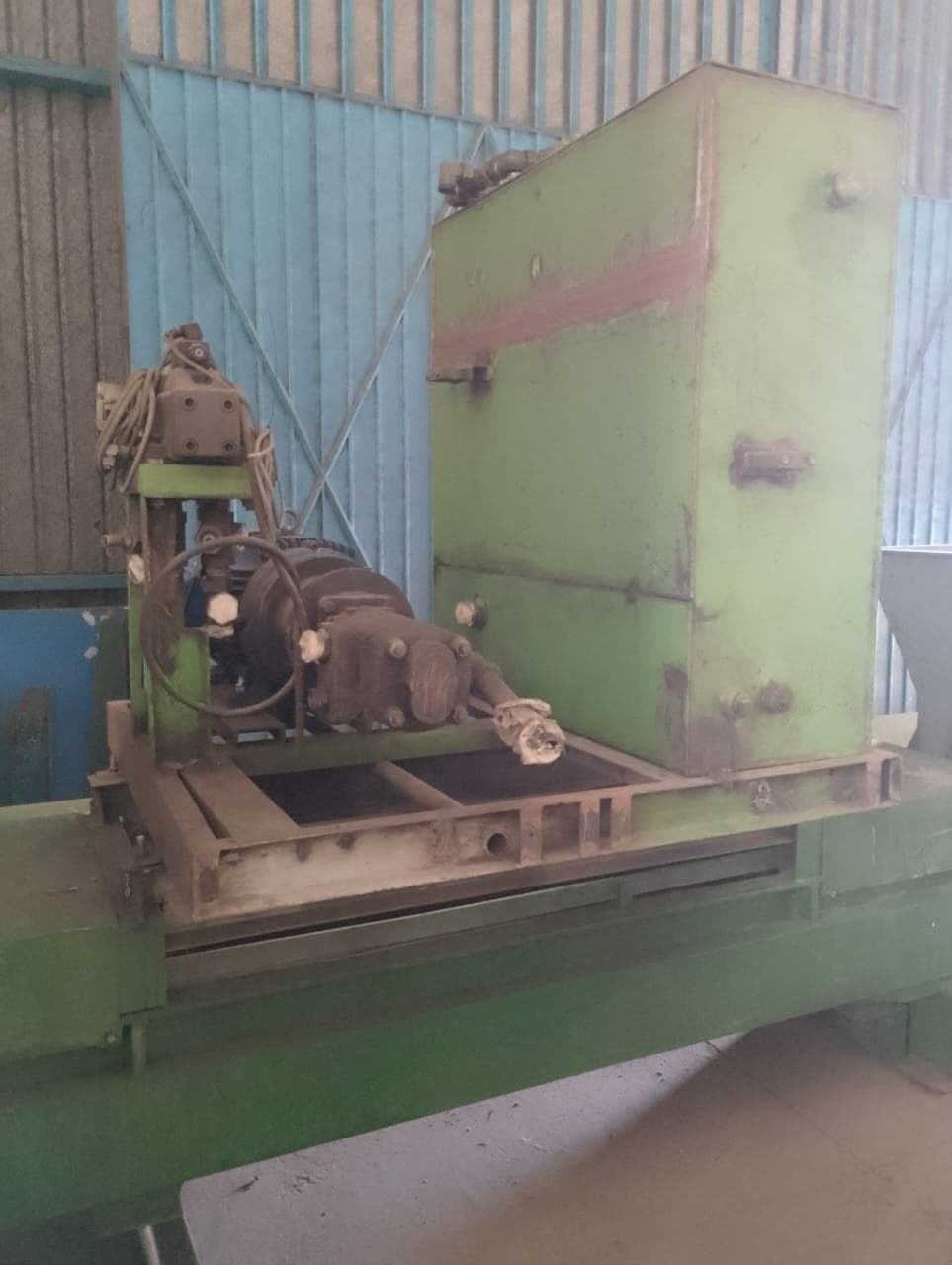 Prensa para compactación de metales. 