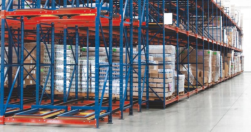 Racks Push Back funciona a base de carros ó bastidores de acero sobre rodamientos