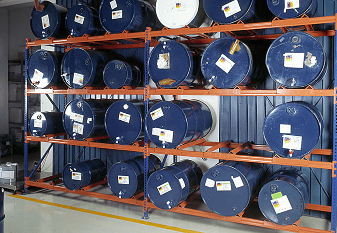 Porta tambos para racks: Soportes diseñados para almacenar y asegurar tambos o contenedores industriales dentro del rack, facilitando su manejo y organización.