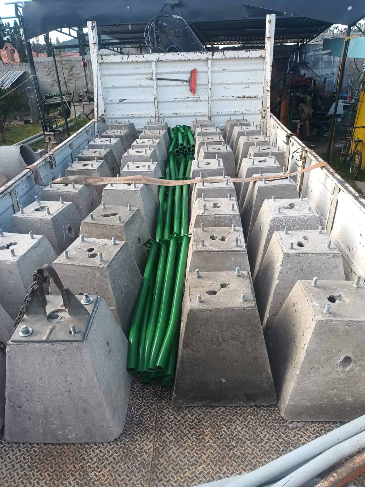 Bases piramidales para postes de 6 metros.