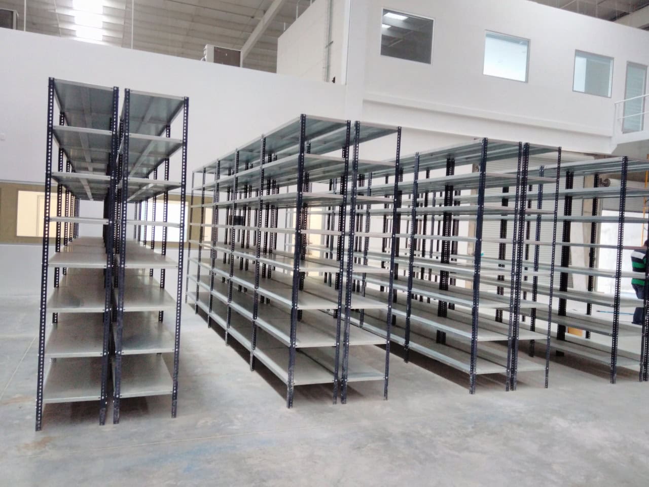 anaqueles-metalicos-con-entrepaños-2