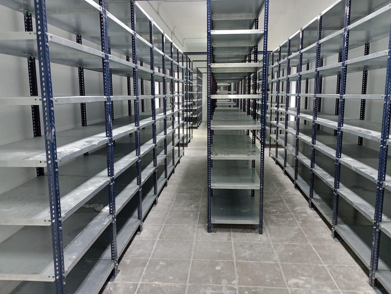 anaqueles-metalicos-con-entrepaños-3