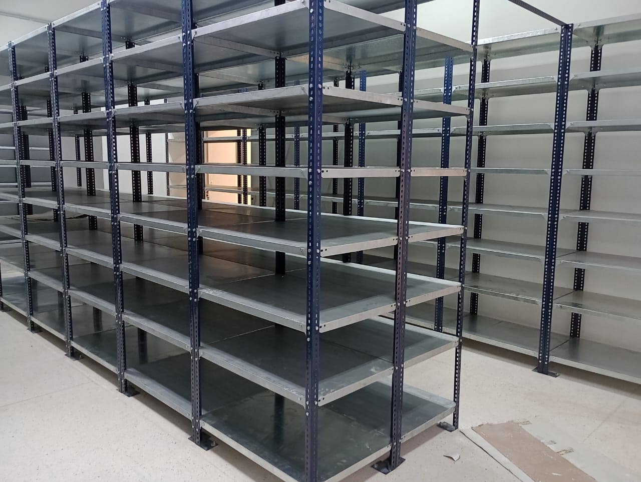 anaqueles-metalicos-con-entrepaños-4