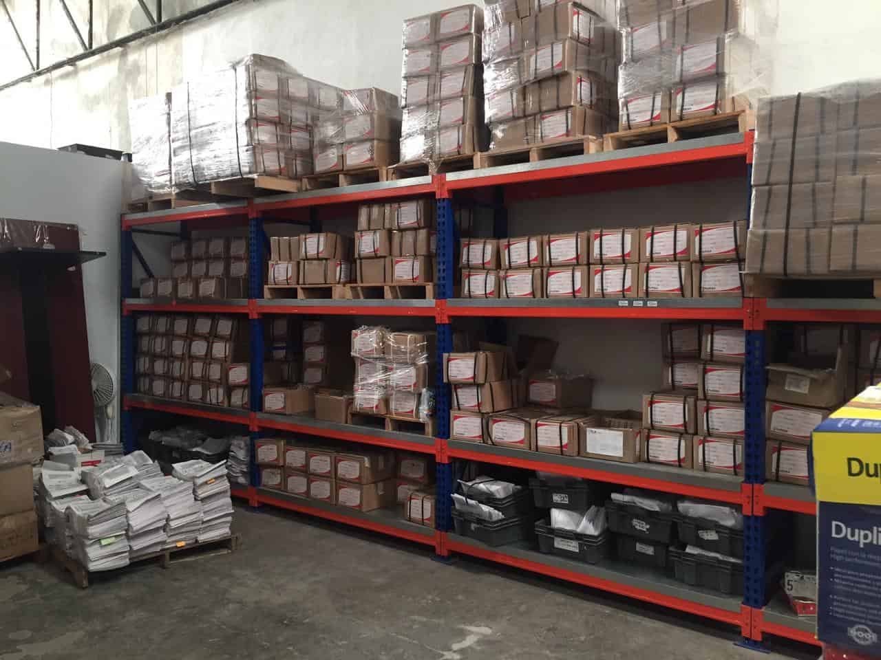 Almacenaje de cajas con racks