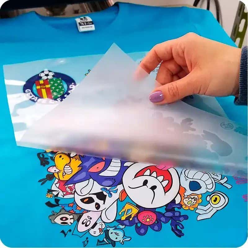 Impresión DTF textil industrial de 58 cm de ancho, mostrando colores densos, blanco sólido y acabado profesional listo para aplicar en prendas. Imagen representativa del sistema C Broadway DTF 58 Pro.