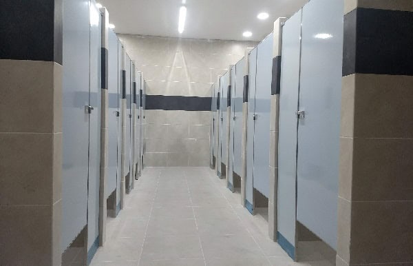 Mampara para sanitarios con laminado compacto