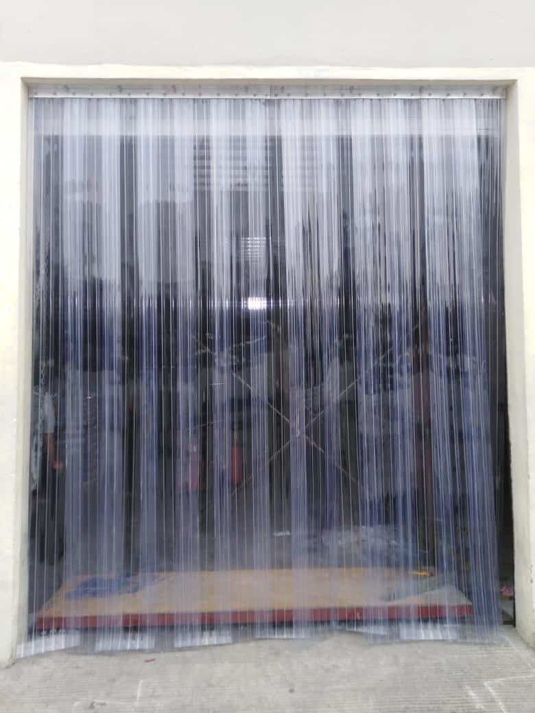 Cortinas hawaianas con costilla para paso de montacargas